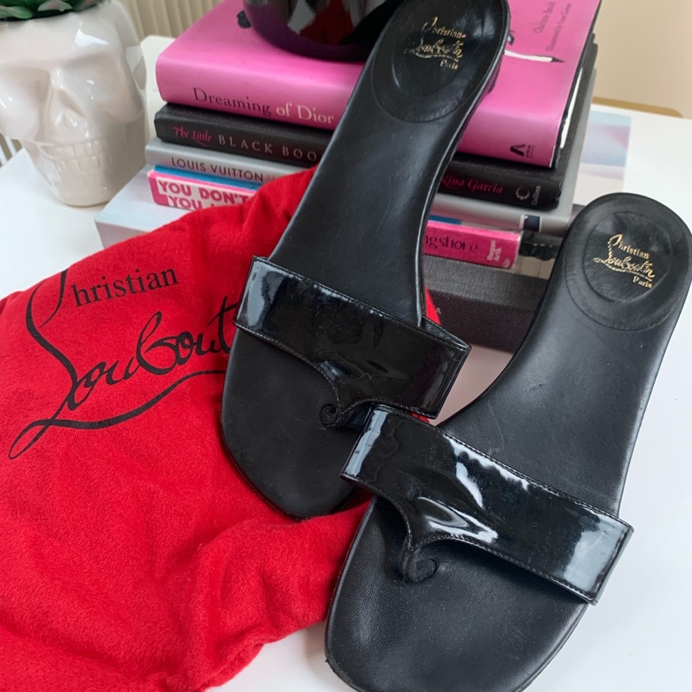 Christian Louboutin black patent flip flops 39